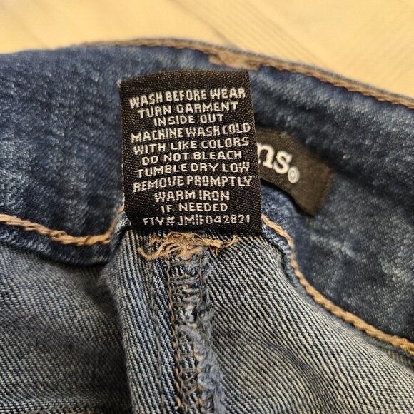 d. jeans Women's Distressed Wash Denim Jean Shorts - Size 6 - Picture 6 of 9